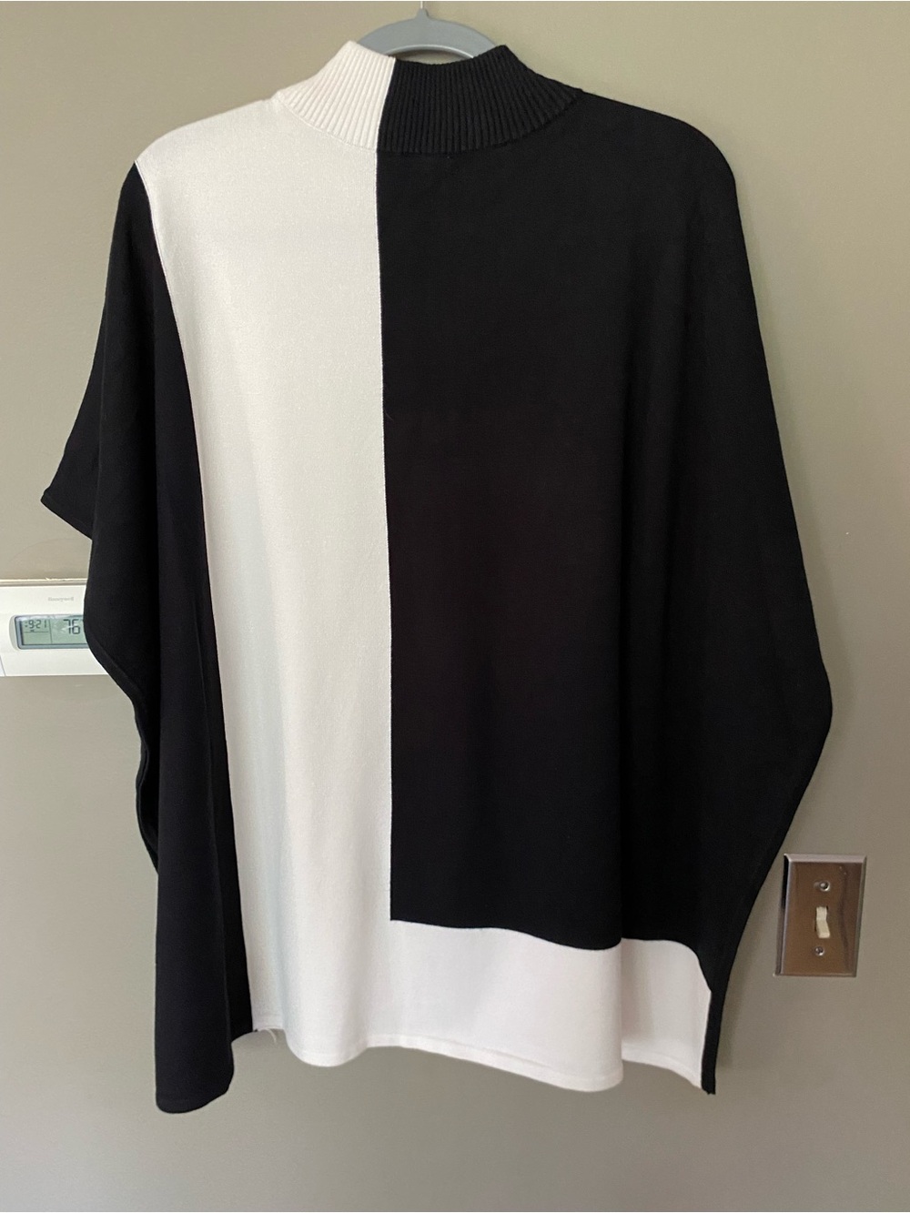 NWT CHICO’S Black White Colorblock Rhinestone Zip Ruana Poncho Sweater S/M - Picture 8 of 10